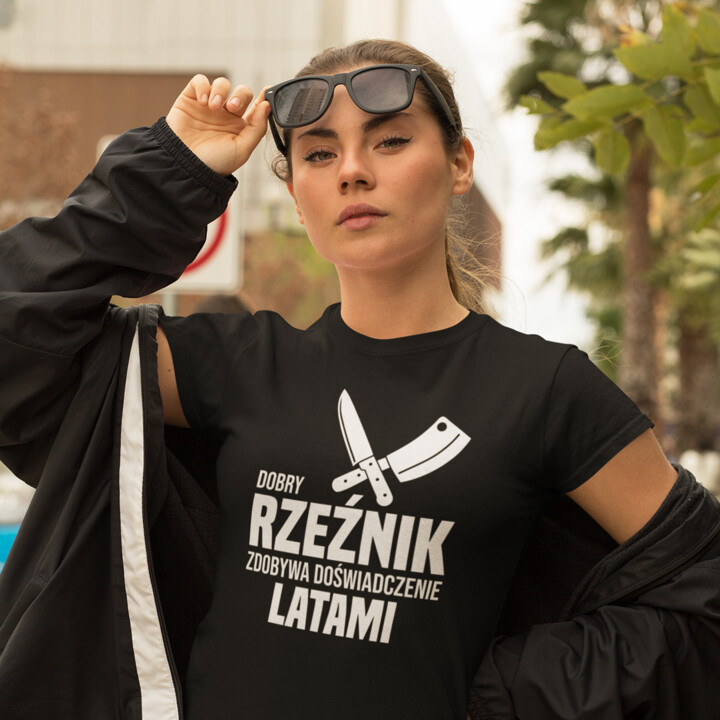 Dobry rzeźnik zdobywa doświadczenie latami - damska koszulka na prezent dla rzeźnika