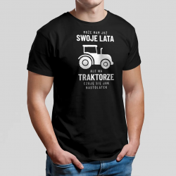 Może mam już swoje lata, ale na traktorze się jak nastolatek - męska koszulka na prezent dla rolnika