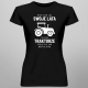 Może mam już swoje lata, ale na traktorze czuję się jak nastolatka - damska koszulka na prezent dla rolniczki