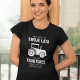Może mam już swoje lata, ale na traktorze czuję się jak nastolatka - damska koszulka na prezent dla rolniczki