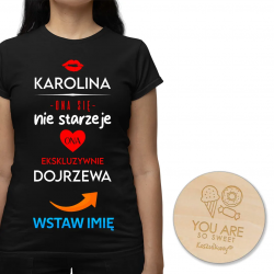 (Wstaw imię) ona się nie starzeje - damska koszulka PL001853TDb - produkt personalizowany + magnes "You are so sweet"