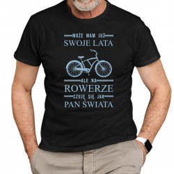 Może mam już swoje lata, ale na rowerze czuję się jak pan świata - męska koszulka na prezent