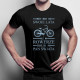 Może mam już swoje lata, ale na rowerze czuję się jak pan świata - męska koszulka na prezent