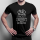 Ten cudowny facet jest zajęty przez kobietę, która kocha jeździć z nim na rowerze - męska koszulka na prezent