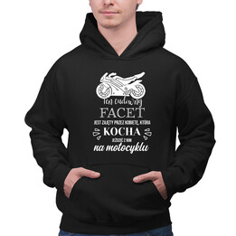 Ten cudowny facet jest zajęty przez kobietę, która kocha jeździć z nim na motocyklu - męska bluza na prezent