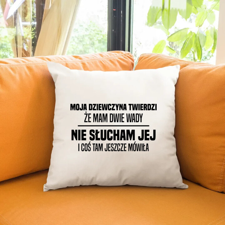 Moja dziewczyna twierdzi że mam dwie wady: nie słucham jej i coś tam jeszcze mówiła - poduszka na prezent