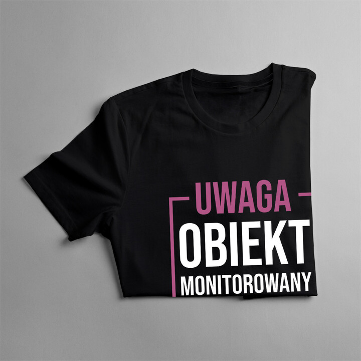Obiekt monitorowany przez stewardessę - męska koszulka z nadrukiem