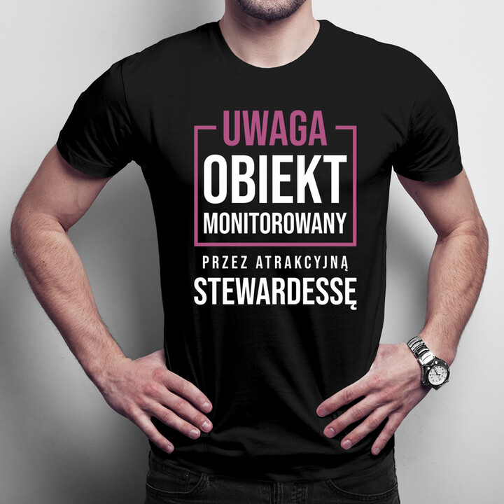 Obiekt monitorowany przez stewardessę - męska koszulka z nadrukiem