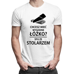 Chcesz mieć wygodne łóżko? Śpij ze stolarzem - męska koszulka z nadrukiem