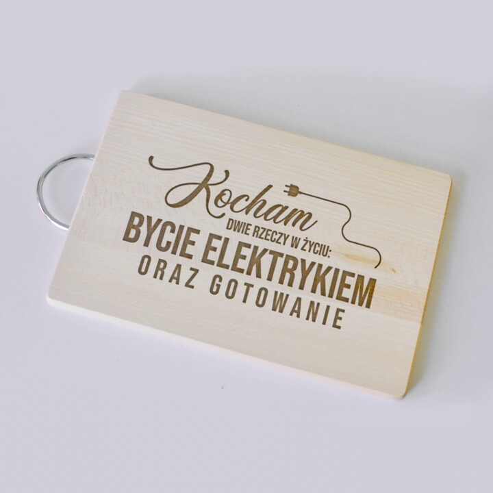 Kocham dwie rzeczy w życiu: bycie elektrykiem i gotowanie - drewniana deska z grawerem