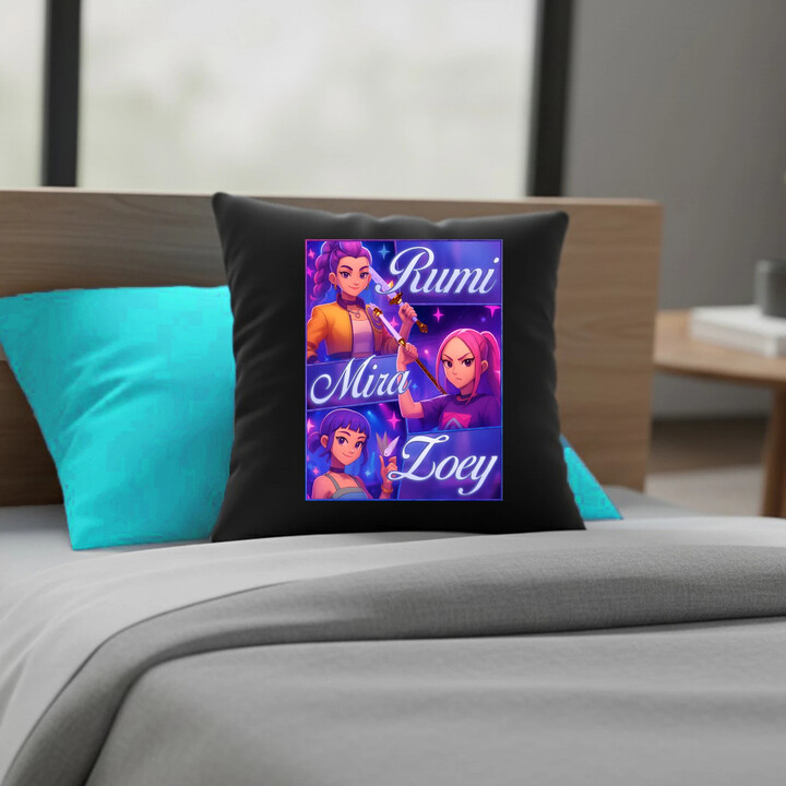 Rumi, Mira i Zoey - czarna poduszka na prezent dla fanów serialu KPop Demon Hunters