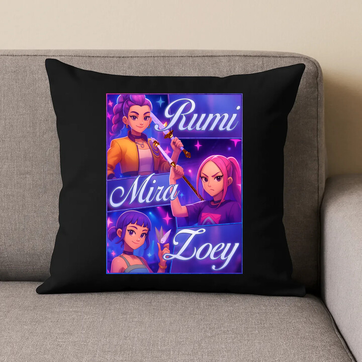 Rumi, Mira i Zoey - czarna poduszka na prezent dla fanów serialu KPop Demon Hunters