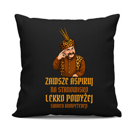 Zawsze aspiruj na stanowisko lekko powyżej swoich kompetencji - czarna poduszka na prezent
