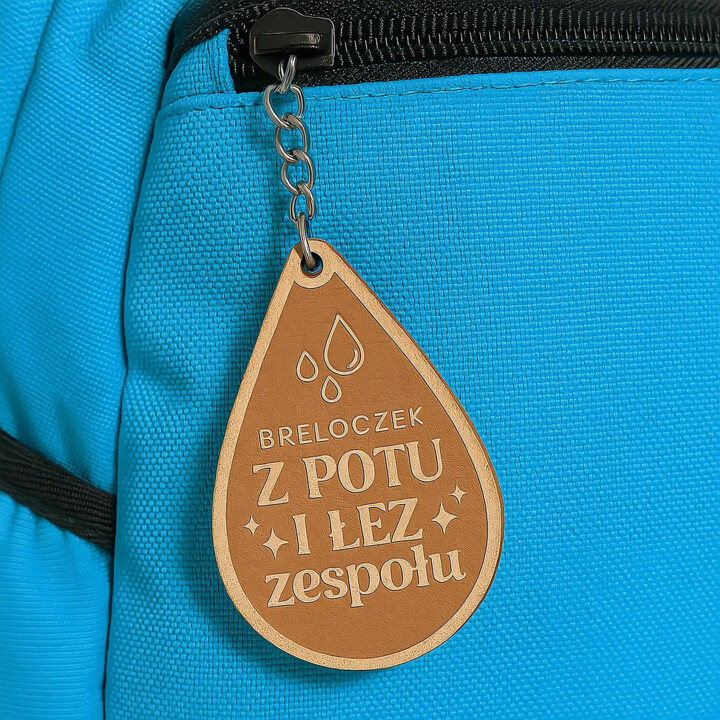 Breloczek z potu i łez zespołu - drewniany brelok z grawerem