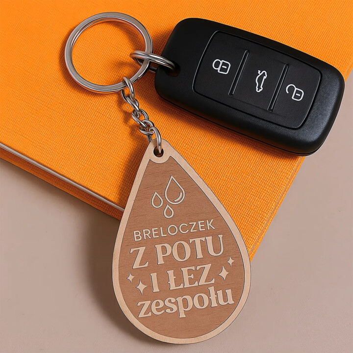 Breloczek z potu i łez zespołu - drewniany brelok z grawerem