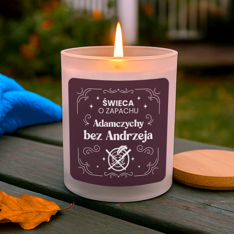 https://koszulkowy.pl/270967-large_default/swieca-o-zapachu-adamczychy-bez-andrzeja-swieczka-zapachowa-na-prezent-dla-fanow-serialu-1670.jpg