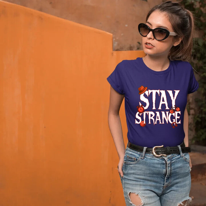 Stay strange - dla fanów serialu Stranger Things - damska koszulka na prezent