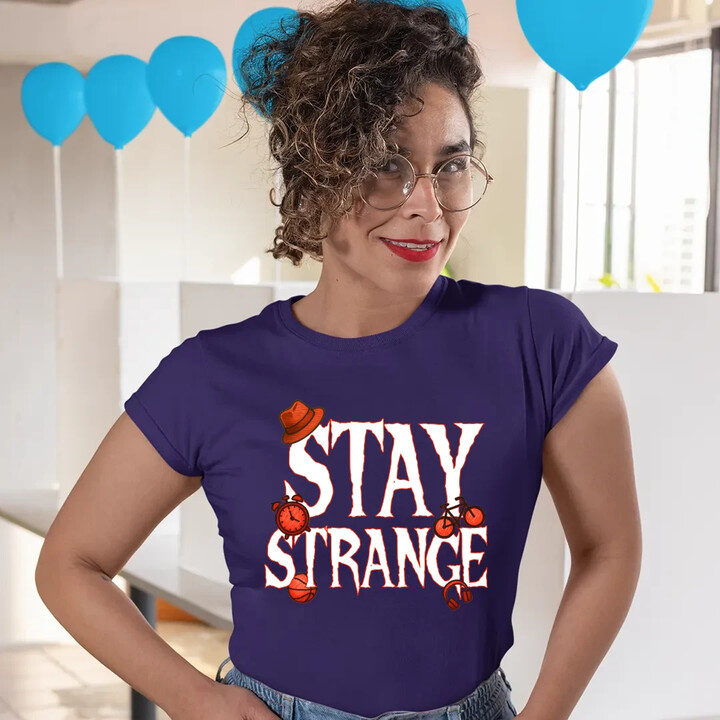 Stay strange - dla fanów serialu Stranger Things - damska koszulka na prezent