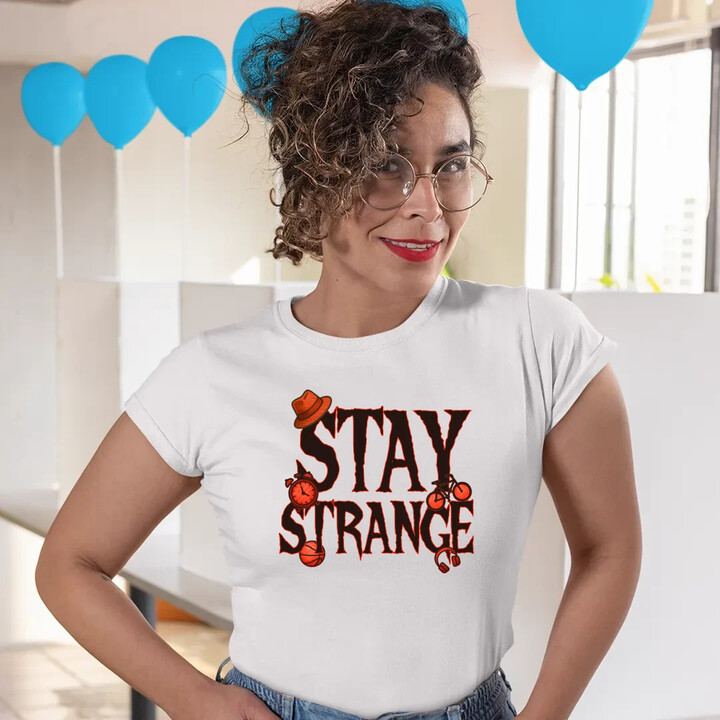 Stay strange - dla fanów serialu Stranger Things - damska koszulka na prezent