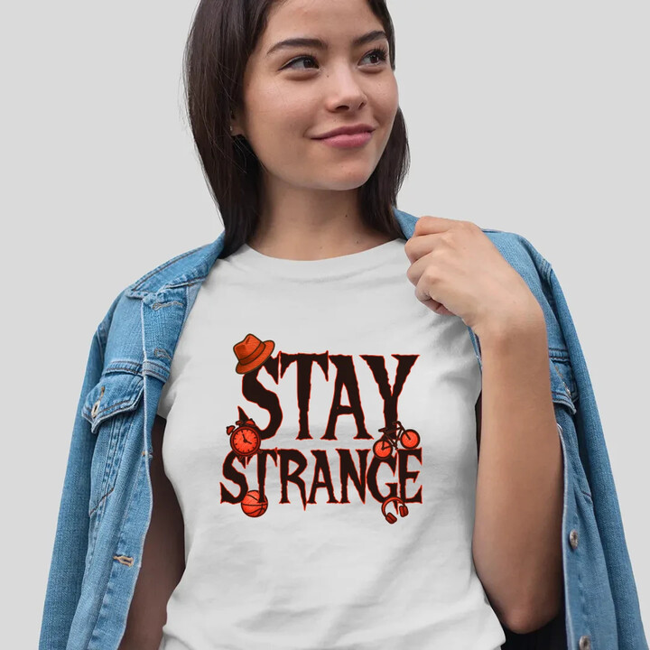 Stay strange - dla fanów serialu Stranger Things - damska koszulka na prezent