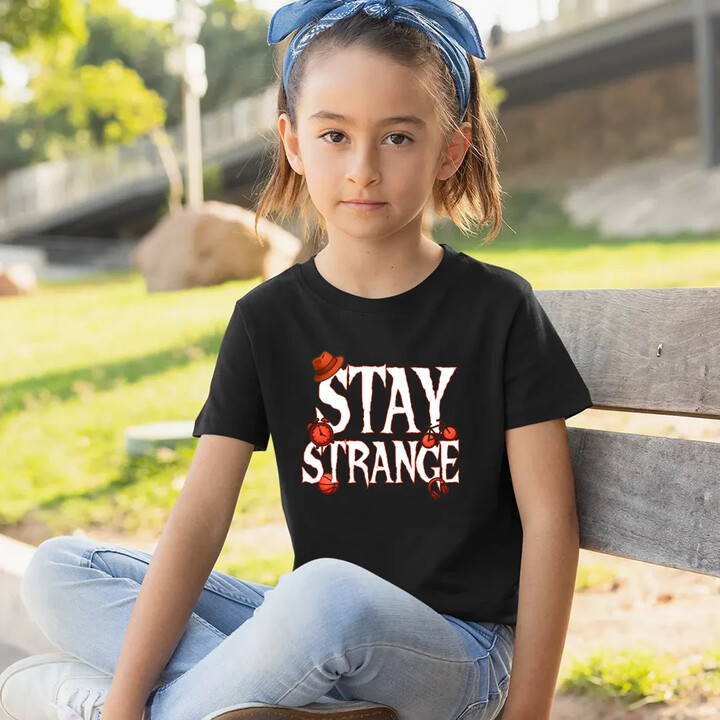 Stay strange - dla fanów serialu Stranger Things - dziecięca koszulka na prezent