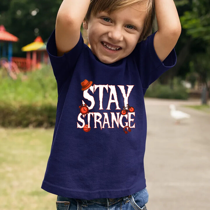Stay strange - dla fanów serialu Stranger Things - dziecięca koszulka na prezent