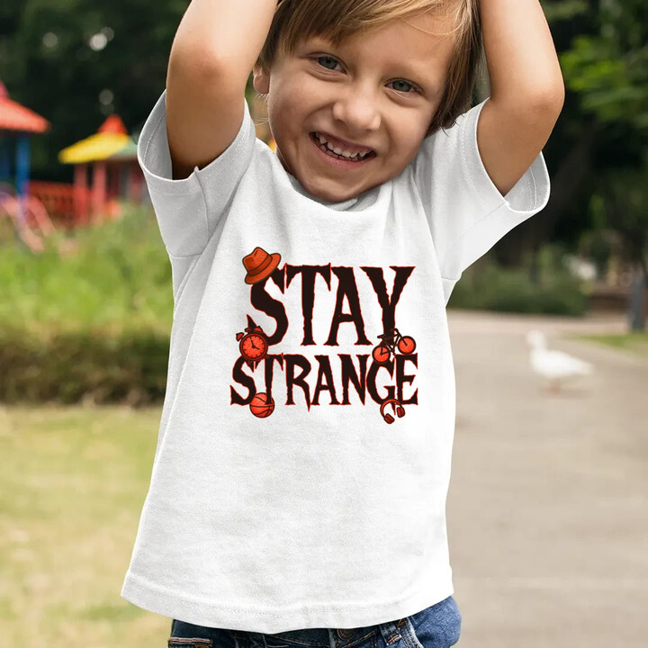 Stay strange - dla fanów serialu Stranger Things - dziecięca koszulka na prezent
