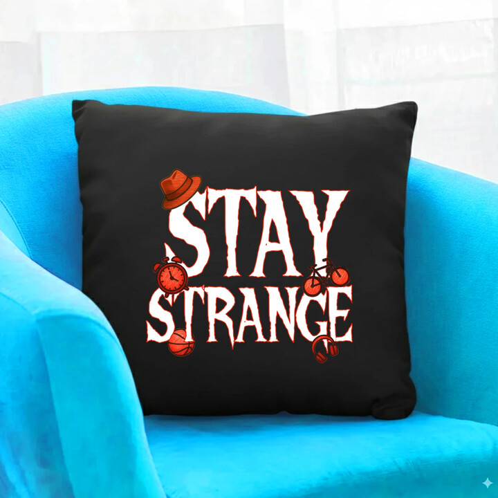 Stay strange - dla fanów serialu Stranger Things - czarna poduszka na prezent