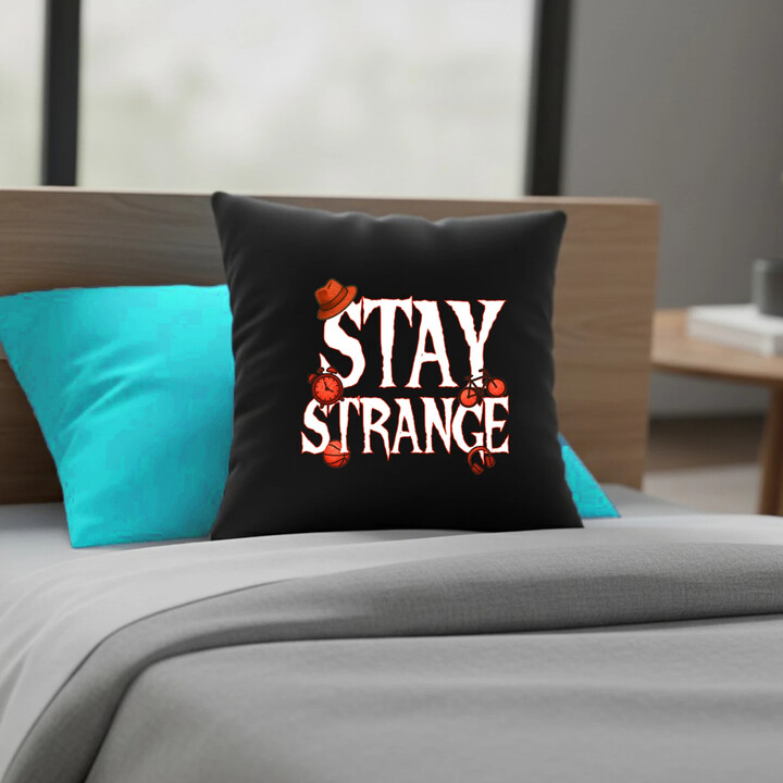 Stay strange - dla fanów serialu Stranger Things - czarna poduszka na prezent