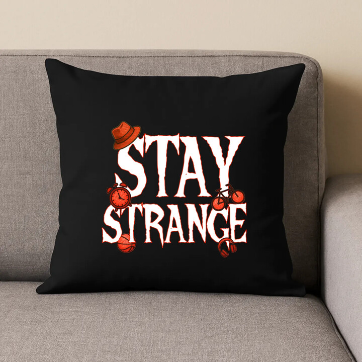 Stay strange - dla fanów serialu Stranger Things - czarna poduszka na prezent