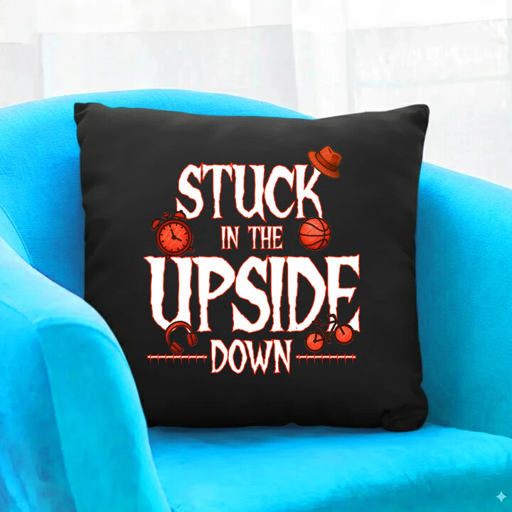 Stuck in the upside down - dla fanów serialu Stranger Things - czarna poduszka na prezent