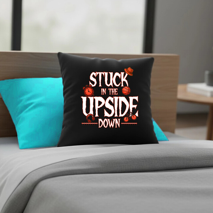Stuck in the upside down - dla fanów serialu Stranger Things - czarna poduszka na prezent