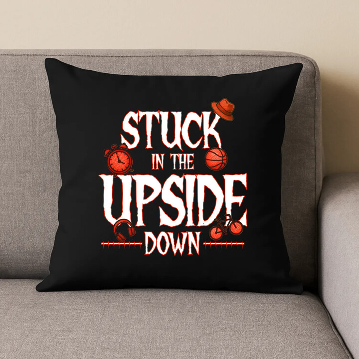 Stuck in the upside down - dla fanów serialu Stranger Things - czarna poduszka na prezent