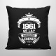 1961 Narodziny legendy 65 lat - czarna poduszka na prezent