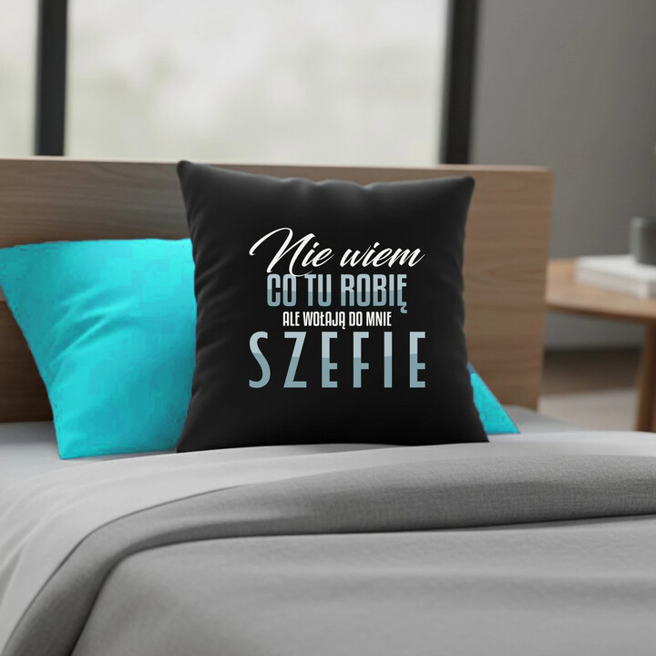 Nie wiem co tu robię, ale wołają do mnie szefie - czarna poduszka na prezent