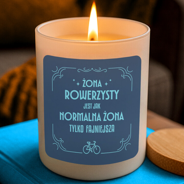 Żona rowerzysty jest jak normalna żona tylko fajniejsza - świeczka zapachowa na prezent