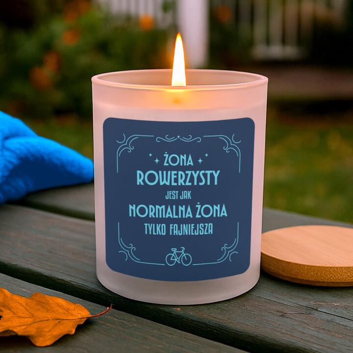 Żona rowerzysty jest jak normalna żona tylko fajniejsza - świeczka zapachowa na prezent