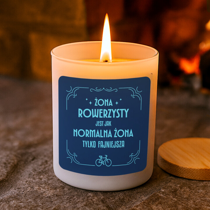 Żona rowerzysty jest jak normalna żona tylko fajniejsza - świeczka zapachowa na prezent