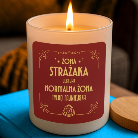 Żona strażaka jest jak normalna żona tylko fajniejsza - świeczka zapachowa na prezent