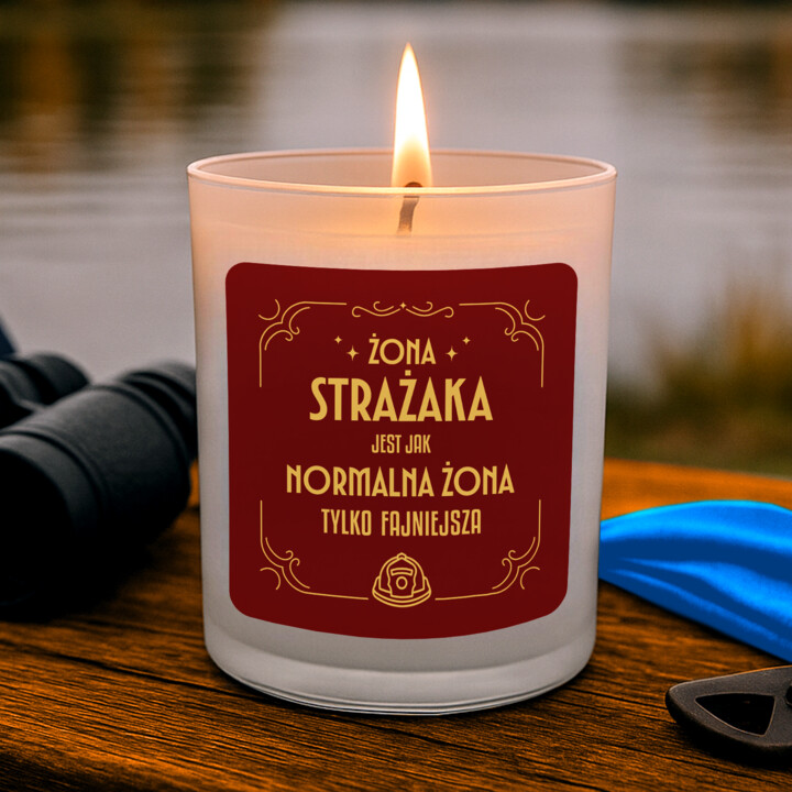 Żona strażaka jest jak normalna żona tylko fajniejsza - świeczka zapachowa na prezent