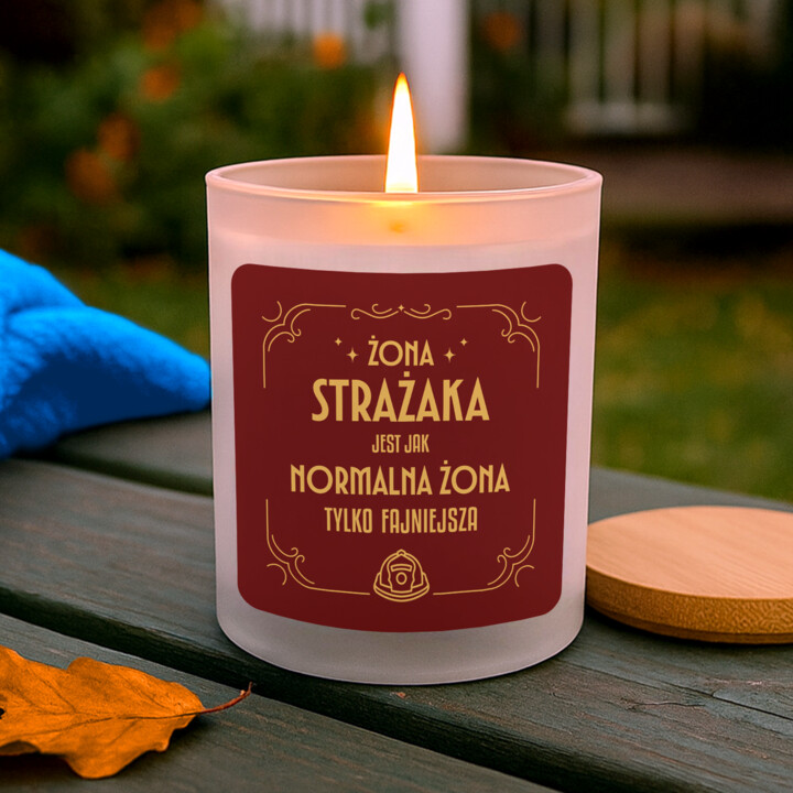 Żona strażaka jest jak normalna żona tylko fajniejsza - świeczka zapachowa na prezent