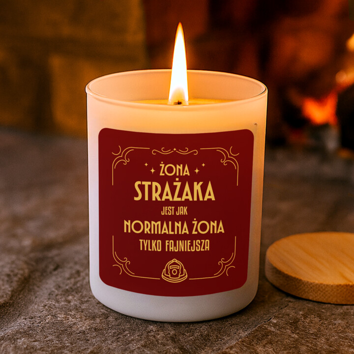 Żona strażaka jest jak normalna żona tylko fajniejsza - świeczka zapachowa na prezent