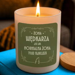 Żona wędkarza jest jak normalna żona tylko fajniejsza - świeczka zapachowa na prezent
