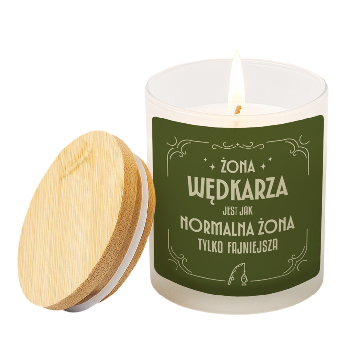 Żona wędkarza jest jak normalna żona tylko fajniejsza - świeczka zapachowa na prezent