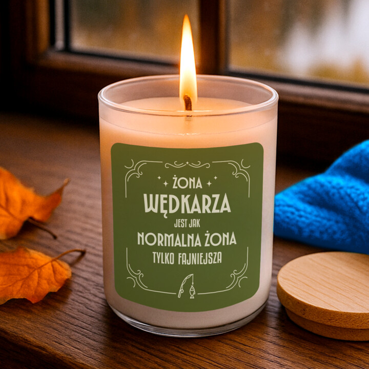 Żona wędkarza jest jak normalna żona tylko fajniejsza - świeczka zapachowa na prezent