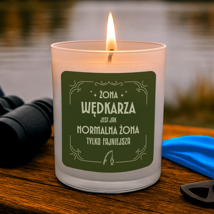 Żona wędkarza jest jak normalna żona tylko fajniejsza - świeczka zapachowa na prezent