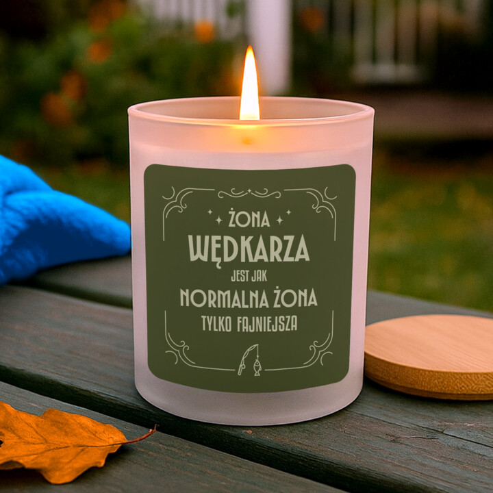Żona wędkarza jest jak normalna żona tylko fajniejsza - świeczka zapachowa na prezent