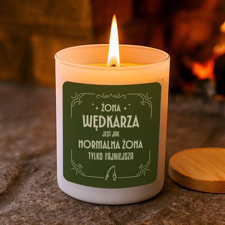 Żona wędkarza jest jak normalna żona tylko fajniejsza - świeczka zapachowa na prezent