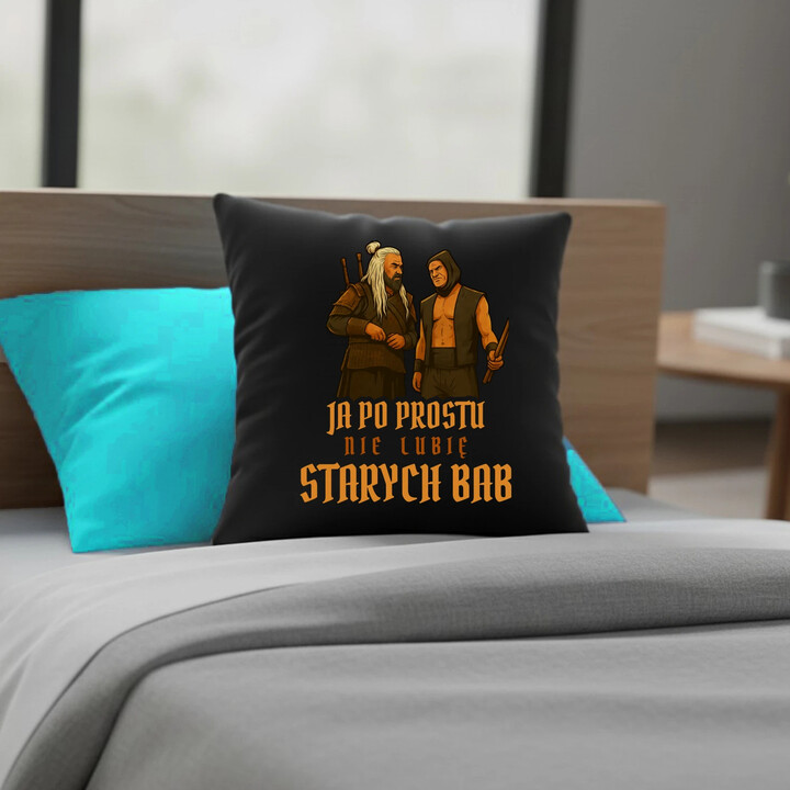 Ja po prostu nie lubię starych bab - czarna poduszka na prezent dla fanów serialu 1670 