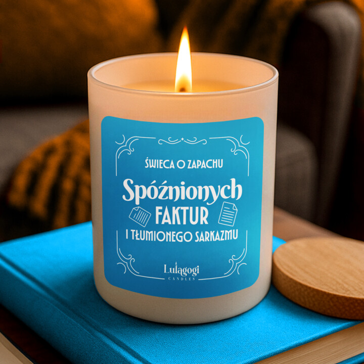 Świeca o zapachu spóźnionych faktur i tłumionego sarkazmu - świeczka zapachowa na prezent dla księgowej